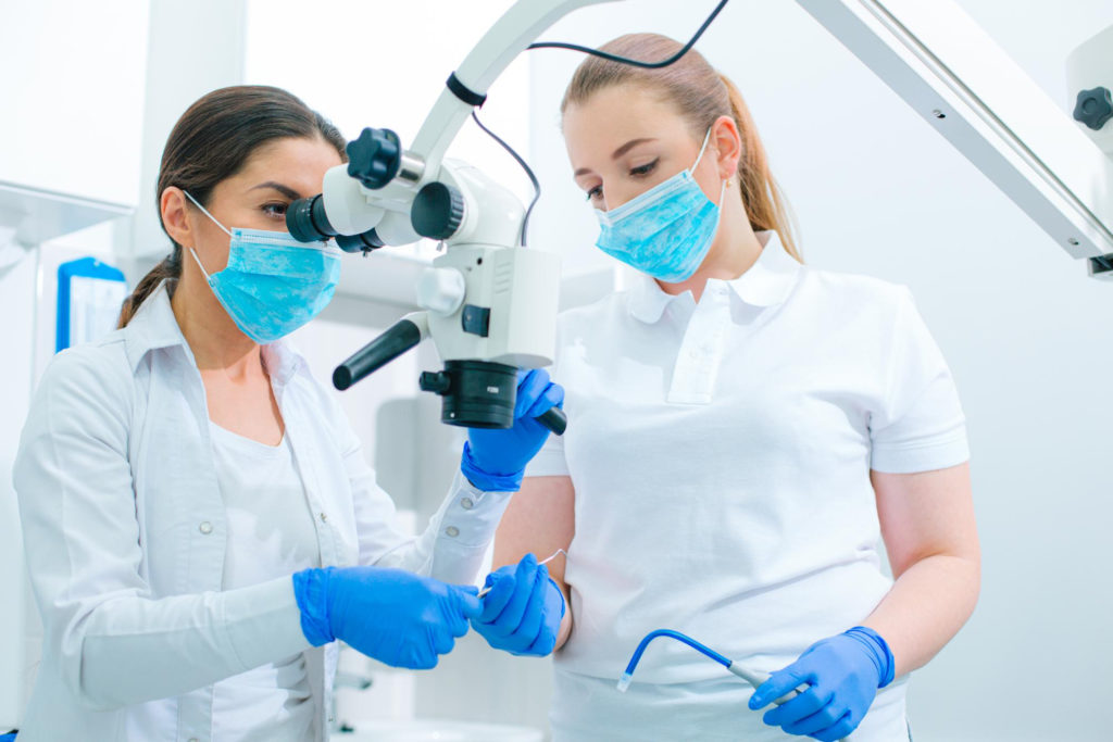 Poznań leczenie pod mikroskopem powinno być już podstawową usługą każdego gabinetu stomatologicznego, który chce w jak najlepszy sposób obsługiwać pacjentów