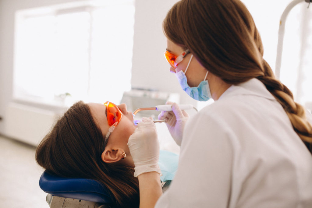 Pierwszym krokiem, w profesjonalnych gabinetach kosmetycznych, jest przeprowadzenie szczegółowego wywiadu z pacjentem, a także wykonanie szczegółowych badań jamy ustnej