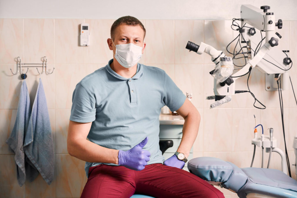 W dzisiejszych czasach stomatologia dysponuje naprawdę nowoczesnym sprzętem, który umożliwia przeprowadzenie bardzo skomplikowanych zabiegów i znacznie ułatwia pracę dentysty