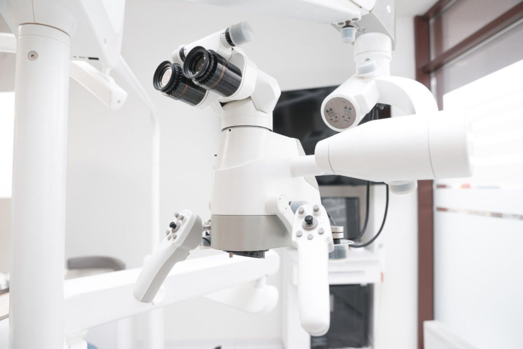 Niewątpliwie mikroskop jest bardzo ważnym narzędziem, które w wielu przypadkach przydaje się w pracy stomatologa