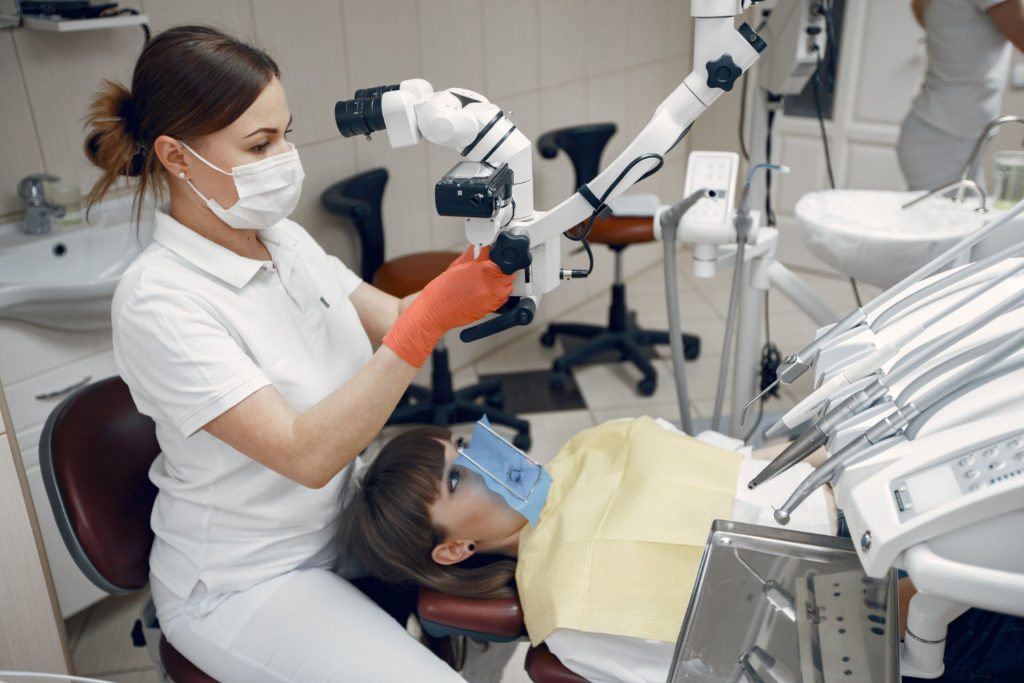 W Poznaniu działa wiele gabinetów stomatologicznych, oferujących mikroskopowe leczenie zębów