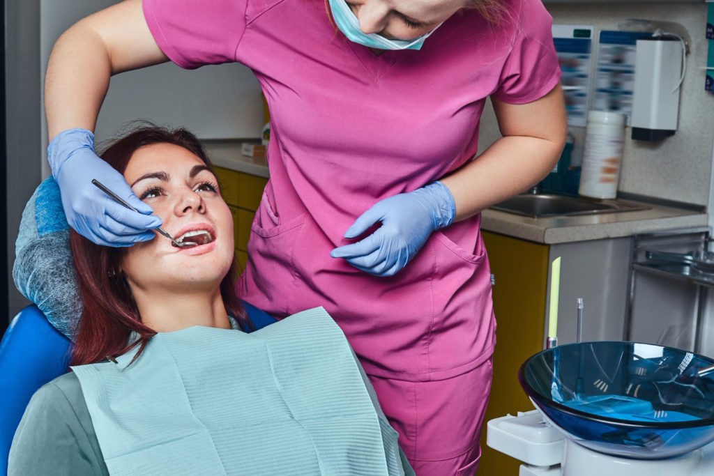 Kanałowe leczenie zębów może być wykonywane przez stomatologa lub chirurga stomatologicznego