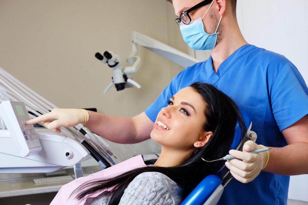 Endoskopowe leczenie kanałów korzeniowych to metoda, w której stomatolog wykonuje zabieg przy pomocy endoskopu, czyli małego urządzenia umieszczonego wewnątrz jamy ustnej