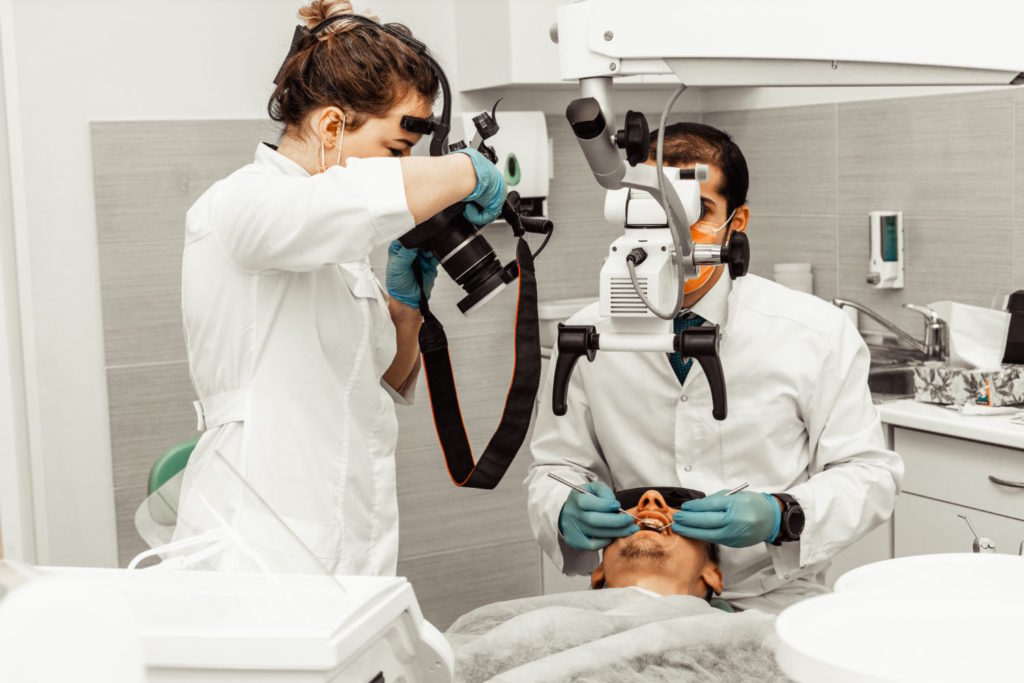 Stomatologia mikroskopowa to fachowy zakres stomatologii, który może być wykonywany przy użyciu różnorodnych rodzajów mikroskopów