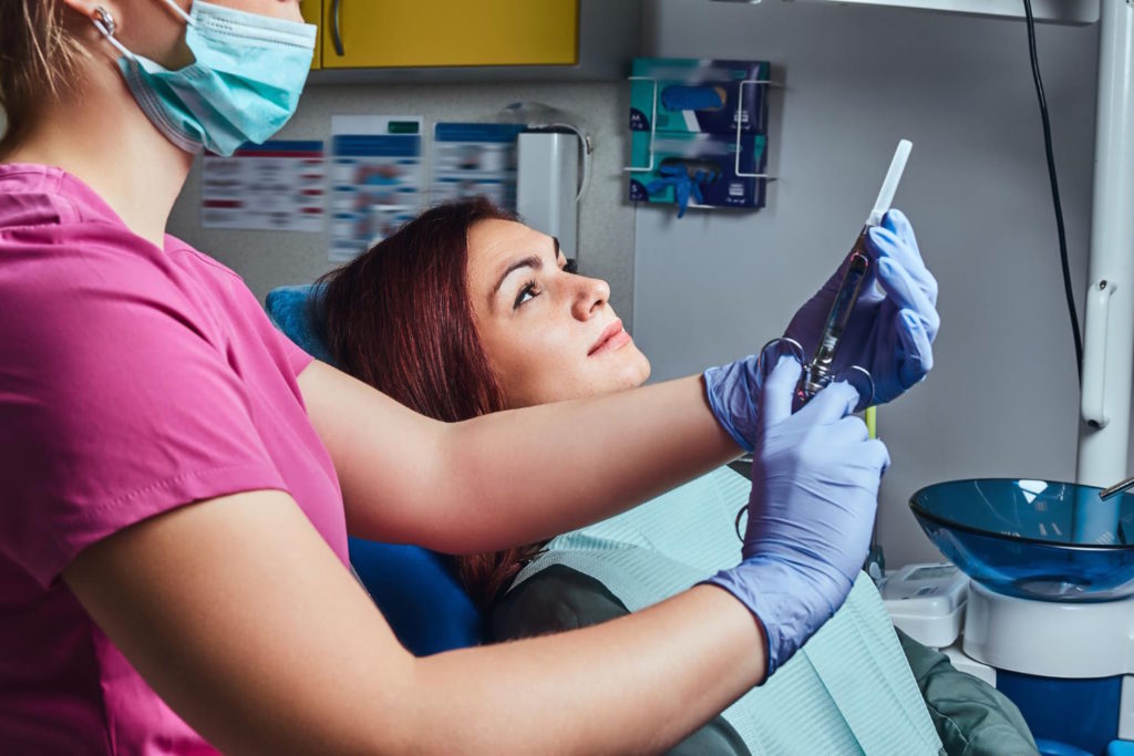 Kanałowe leczenie zębów może być wykonywane przez stomatologa lub chirurga stomatologicznego