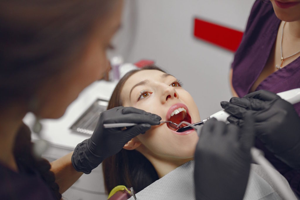 Leczenie kanałowe w Poznaniu ma na celu ocalenie naturalnego zęba poprzez usunięcie chorej części miazgi oraz oczyszczenie i dezynfekcję kanału korzenia