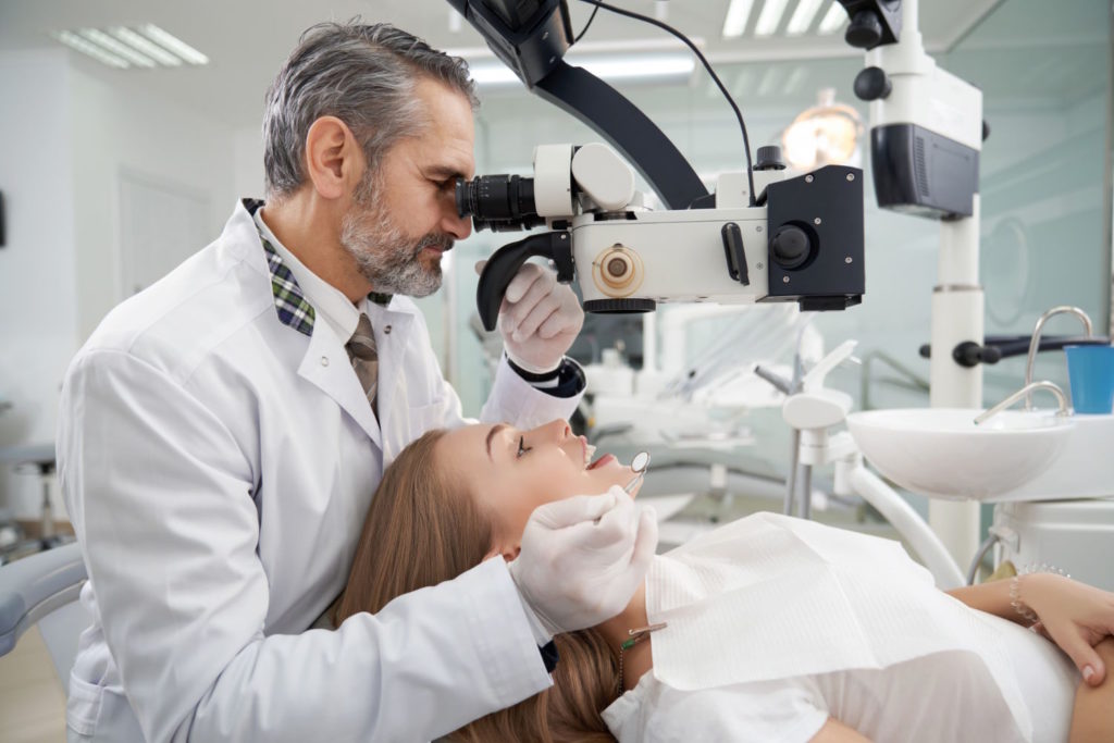 Mikroskopowe leczenie stomatologiczne to nowoczesna i skuteczna metoda terapii zębów, która przynosi wiele korzyści zarówno dla pacjenta, jak i dla lekarza dentysty