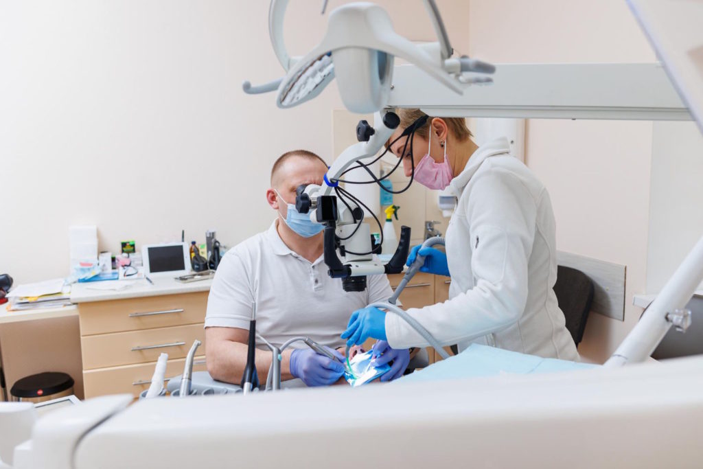 Leczenie zębów pod mikroskopem nie różni się pod względem bólu od innych metod stosowanych w stomatologii.