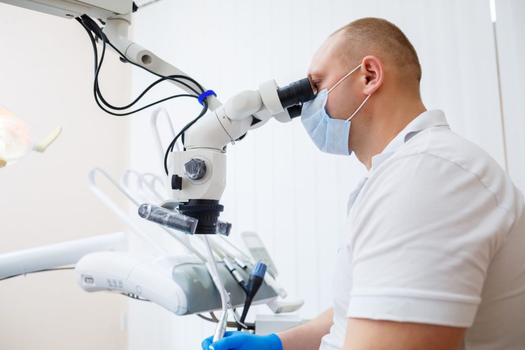 Leczenie zębów pod mikroskopem nie różni się pod względem bólu od innych metod stosowanych w stomatologii.