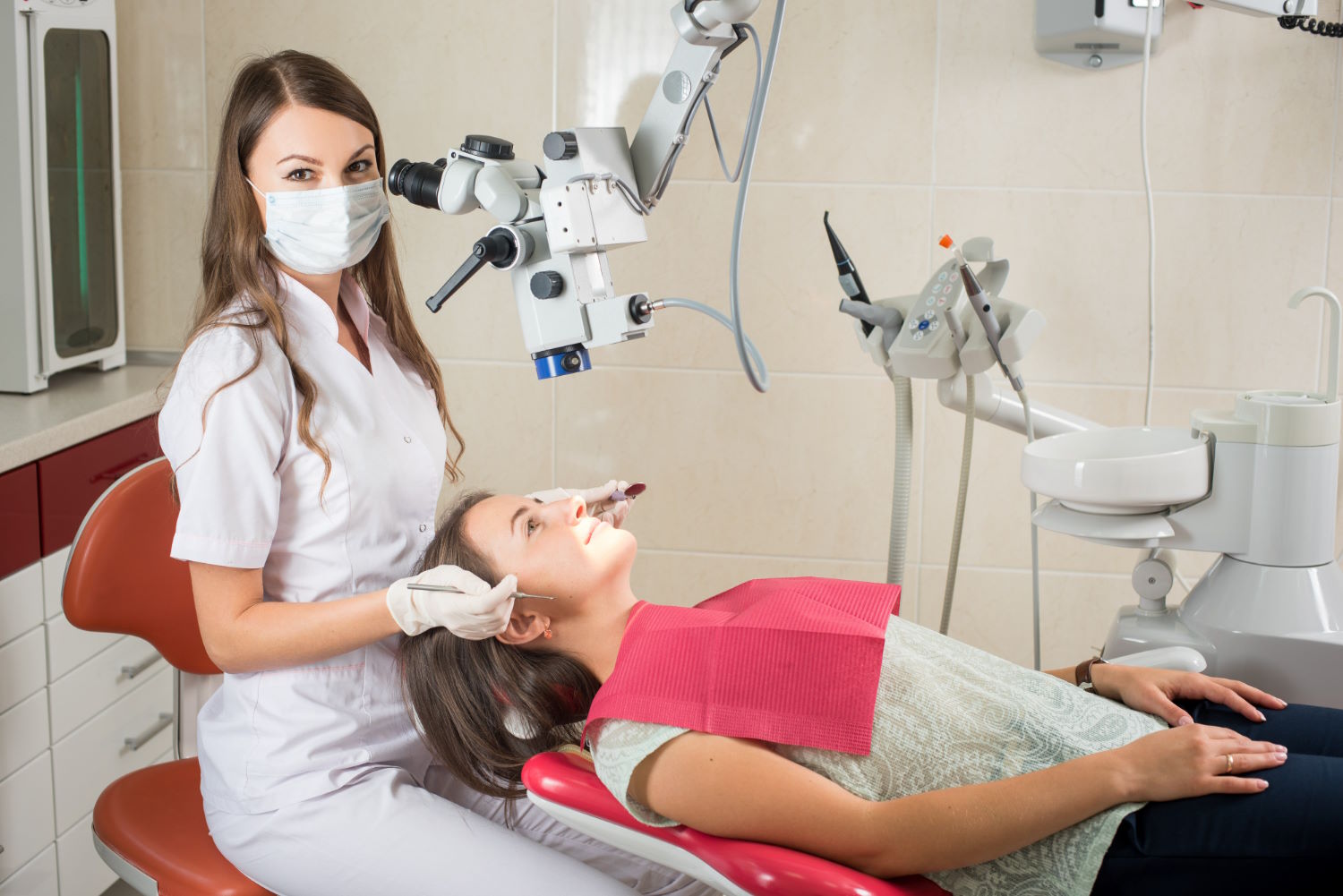 Leczenie kanałowe polega na usunięciu chorobowo zmienionej tkanki wewnątrz korzenia zęba oraz jego kanalików