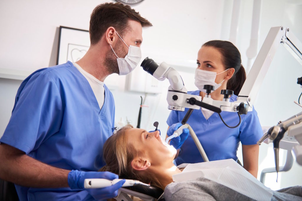 Mikroskopowe leczenie zębów różni się od tradycyjnego przede wszystkim użyciem mikroskopu endodontycznego