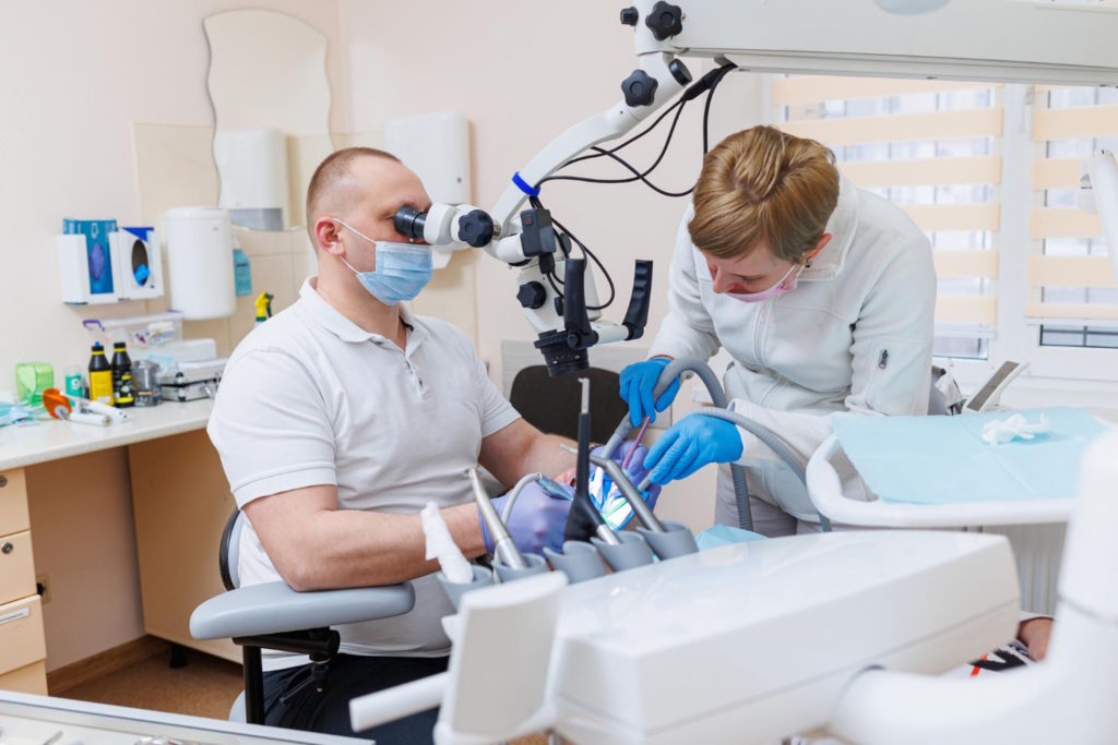 Mikroskopy stosowane w stomatologii umożliwiają lekarzom oglądanie jamy ustnej pacjenta pod dużym powiększeniem