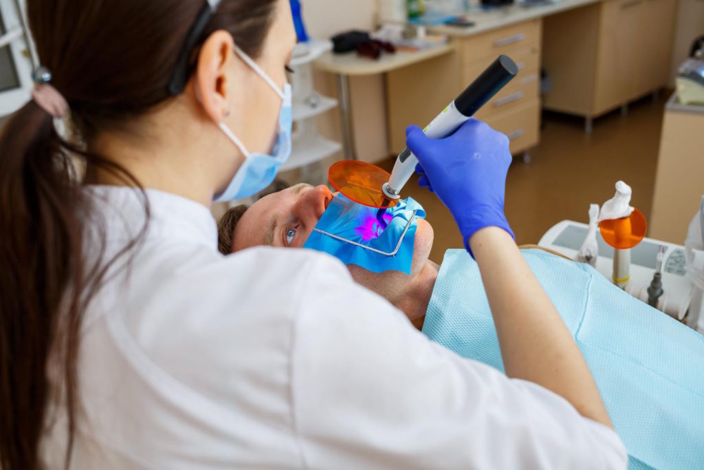 Gabinety stomatologiczne oferują szereg profesjonalnych metod wybielania zębów, które charakteryzują się wysoką skutecznością i szybkim efektem