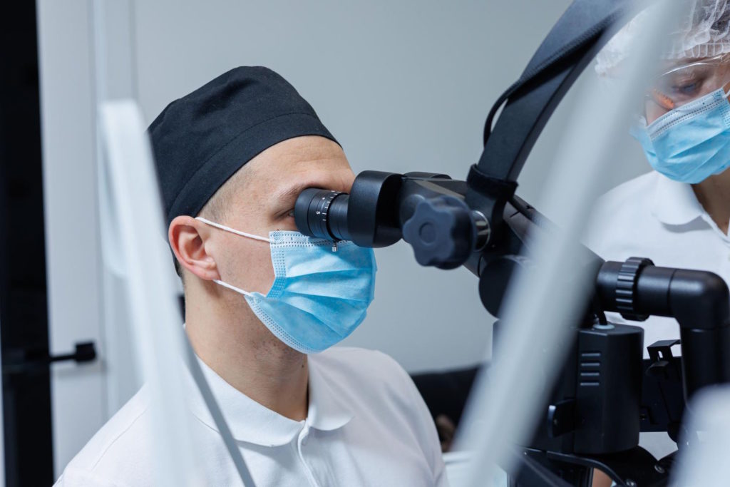 W dzisiejszych czasach stomatologia staje się coraz bardziej precyzyjna i skuteczna dzięki wykorzystaniu nowoczesnych technologii