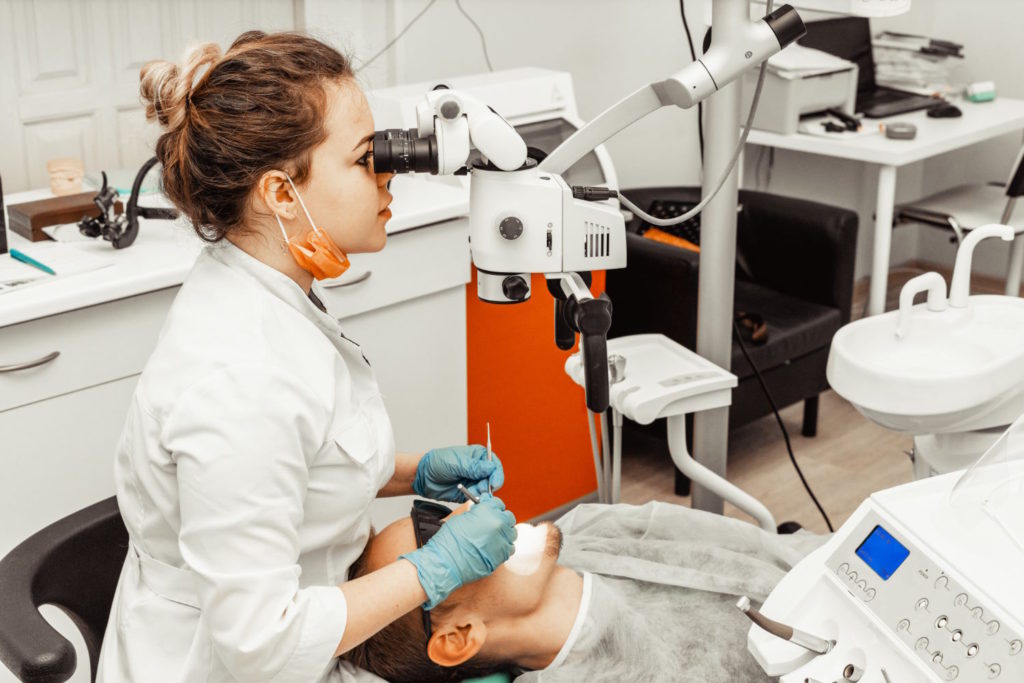Zastosowanie mikroskopu w stomatologii to ogromny krok naprzód w dziedzinie leczenia zębów