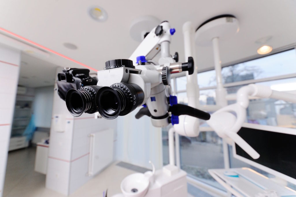 Stomatologia w Poznaniu stale rozwija się, korzystając z nowoczesnych technologii takich jak mikroskop stomatologiczny, który staje się rewolucją w praktyce lekarskiej