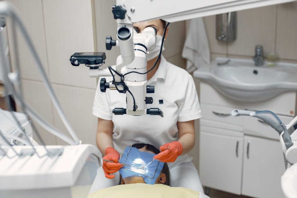 W dzisiejszych czasach technologia stomatologiczna stale się rozwija, wprowadzając nowe metody i narzędzia, które umożliwiają bardziej precyzyjne i skuteczne leczenie zębów