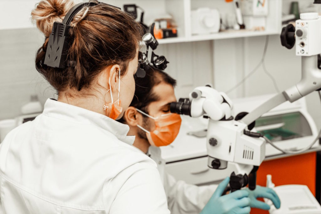Poznań, jako centrum innowacyjnych terapii dentystycznych, oferuje pacjentom rewolucyjne metody mikroskopowe w leczeniu zębów