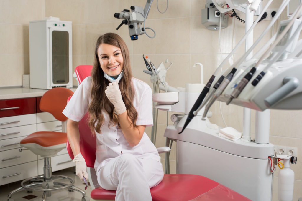 Korzystanie z mikroskopu w stomatologii przynosi wiele korzyści zarówno dla specjalistów, jak i pacjentów
