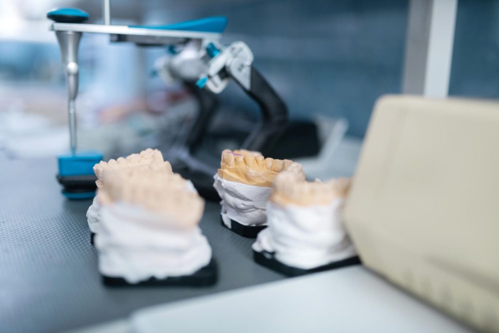 Nowoczesne protezy zębowe to przełomowe rozwiązania w dziedzinie protetyki stomatologicznej